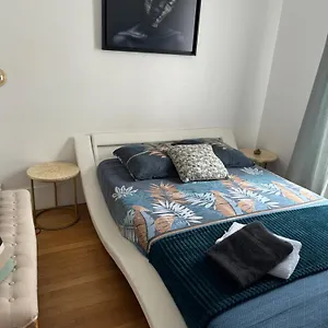 Apartment Guest Nearby Champs Elysees